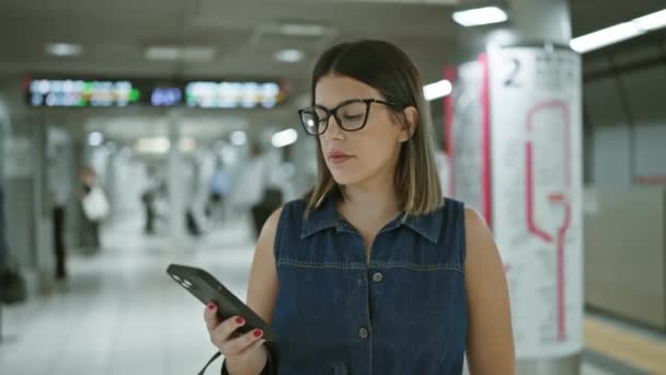 Oszałamiająca Latynoska Ubrana Okulary Stojąca Podziemnej Stacji Kolejowej Przewidująca Podróż — Wideo stockowe