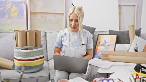 Jonge Aantrekkelijke Blonde Vrouw Kunstenaar Schort Vakkundig Manoeuvreren Laptop Smartphone — Stockvideo