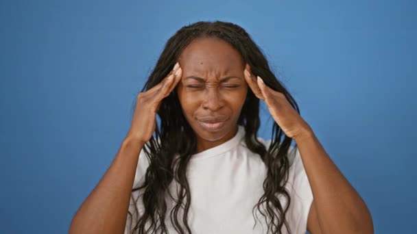 Африканская Американка Страдает Головной Болью Изолированный Синий Фон — стоковое видео