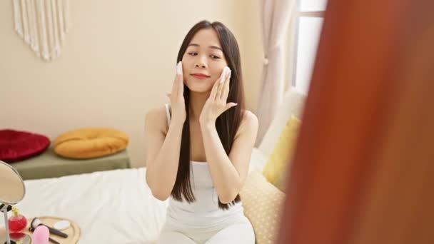 Una Joven Asiática Realizando Rutina Cuidado Piel Acogedor Dormitorio Bien — Vídeos de Stock