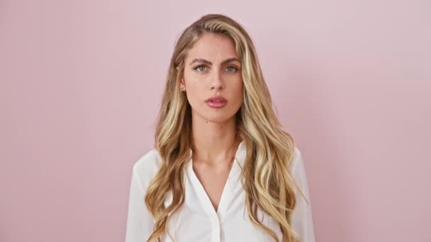Skepticky Vypadající Mladá Blondýnka Stojící Nepřesvědčená Sarkasticky Zmatená Tvář Otevřenými — Stock video