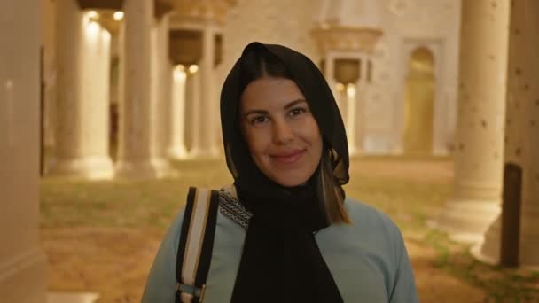히잡에 여자는 아름다움과 문화의 몰입을 제외하고 이슬람 모스크의 복도에 — 비디오