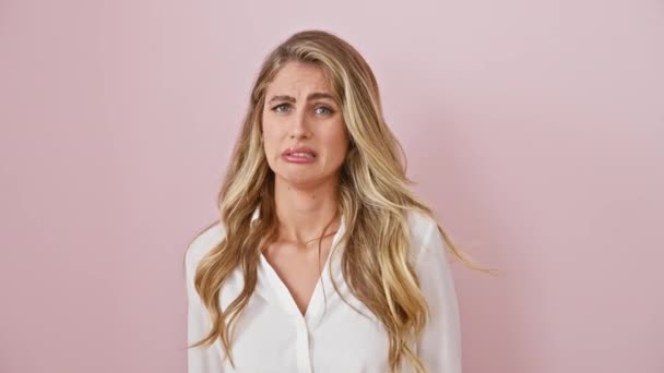 Mujer Rubia Joven Temerosa Color Rosa Disgustada Por Aversión Retrato — Vídeos de Stock