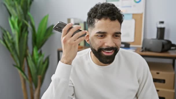 在现代办公室用智能手机笑胡子男人 传达休闲的商业生活方式 — 图库视频影像