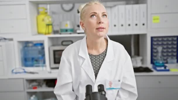 Wściekła Blond Naukowiec Mundurze Traci Panowanie Nad Sobą Młoda Kobieta — Wideo stockowe