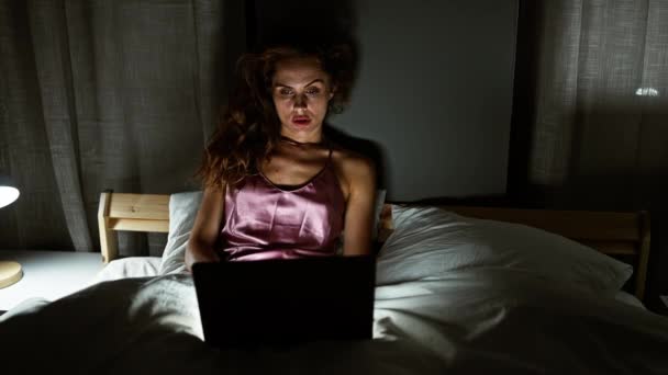 Uma Jovem Mulher Usando Laptop Seu Quarto Noite Refletindo Estilo — Vídeo de Stock