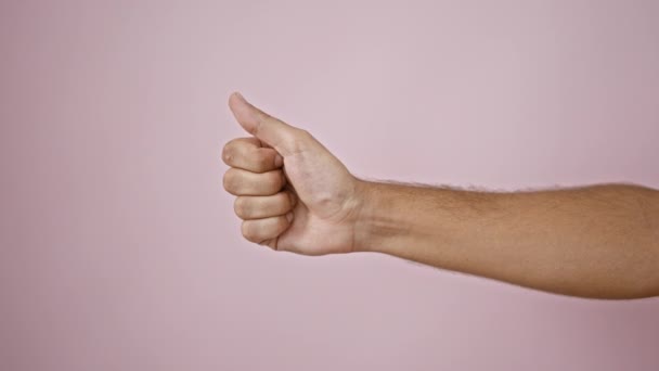 Eine Männliche Hand Die Vor Rosa Hintergrund Den Daumen Nach — Stockvideo