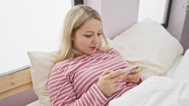 Młoda Kobieta Korzysta Smartfona Łóżku Prezentując Kameralne Przytulne Komfortowe Wnętrza — Wideo stockowe