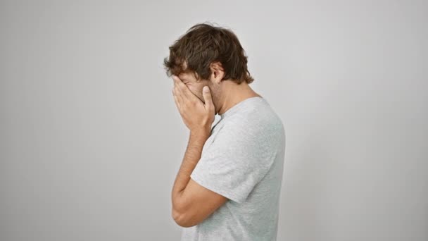 Confus Jeune Homme Pleurant Tristesse Engloutissant Son Visage Alors Tente — Video