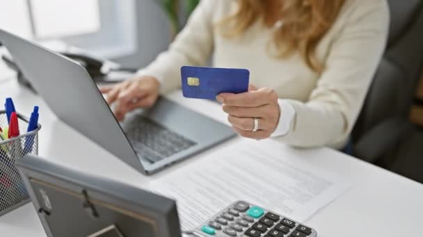 Leende Kvinna Som Håller Kreditkort När Använder Laptop Modern Kontorsmiljö — Stockvideo