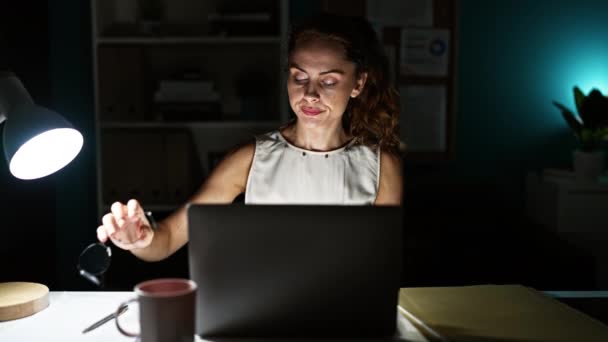 Müde Junge Frau Arbeitet Spät Laptop Dunklen Büroraum Zeigt Stress — Stockvideo