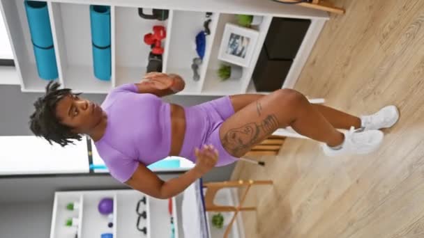 Africká Americká Žena Dredy Cvičení Moderní Tělocvičně Předvádění Fitness Zdraví — Stock video