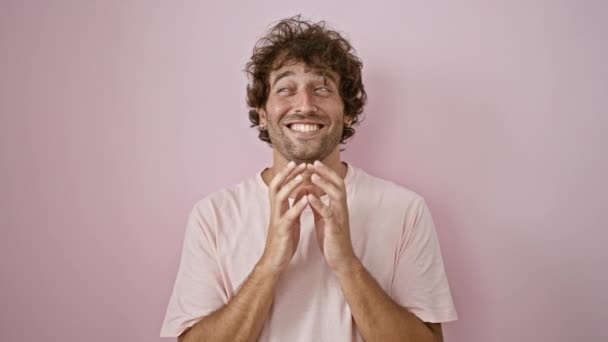 Счастливый Молодой Человек Позирует Розовой Стены Источая Очарование Вьющиеся Волосы — стоковое видео