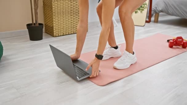 Mujer Preparándose Para Entrenamiento Casa Con Portátil Una Esterilla Yoga — Vídeos de Stock