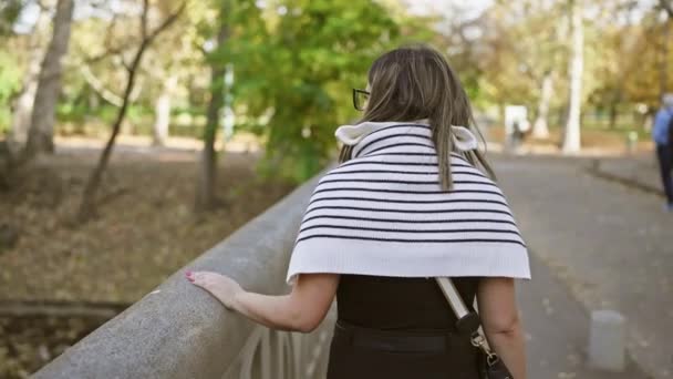 Rozjímající Mladá Žena Opírá Zábradlí Parku Uprostřed Podzimního Listí Stromů — Stock video