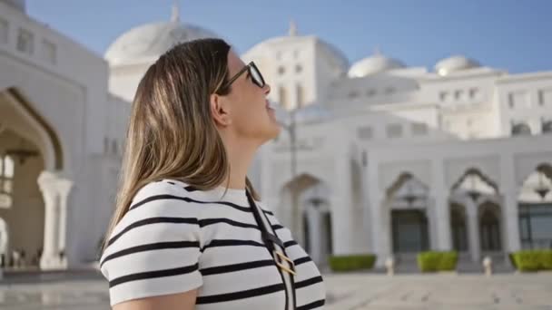 Młoda Kobieta Turystka Uśmiechnięta Pałacu Qasr Watan Abu Dhabi Uae — Wideo stockowe