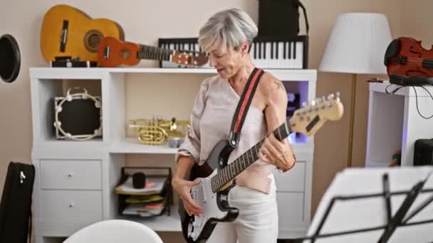 Mujer Madura Toca Guitarra Eléctrica Estudio Música Con Instrumentos Partituras — Vídeos de Stock