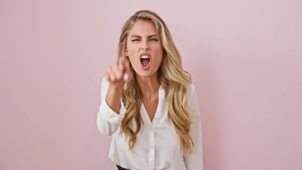 Wściekła Młoda Blondynka Gniewnie Celująca Ciebie Przed Kamerą Niezadowolona Sfrustrowana — Wideo stockowe