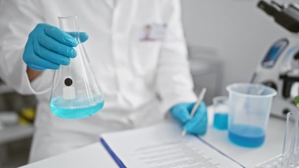 Profesjonalny Naukowiec Laboratorium Trzymający Zlewkę Niebieskim Płynem Noszący Fartuch Laboratoryjny — Wideo stockowe