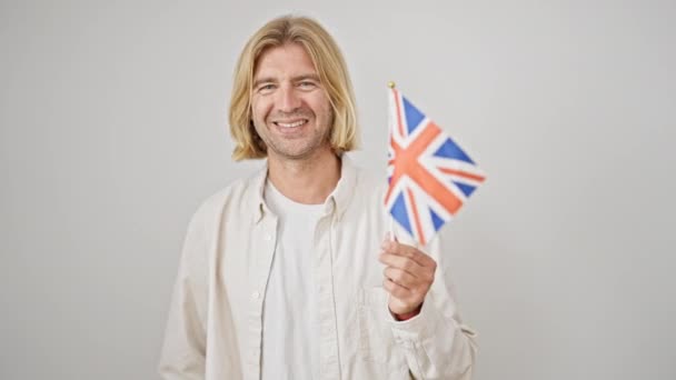 Ξανθός Άνθρωπος Χαμογελά Κρατώντας Σημαία Ένωση Jack Λευκό Φόντο Μεταφέρουν — Αρχείο Βίντεο