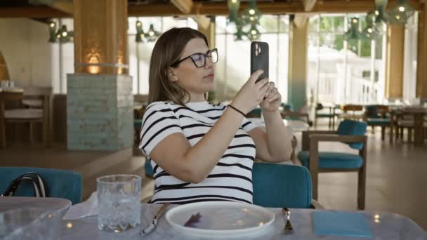 Vuxen Kvinna Glasögon Använder Smartphone Modern Restaurang Inredning Medan Äter — Stockvideo