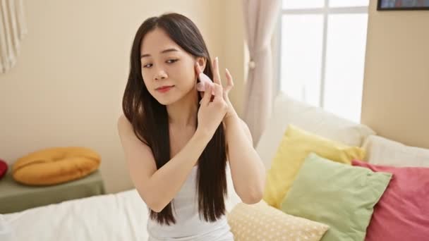 Una Joven Asiática Aplicando Cuidado Piel Dormitorio Iluminado Ejemplificando Belleza — Vídeos de Stock