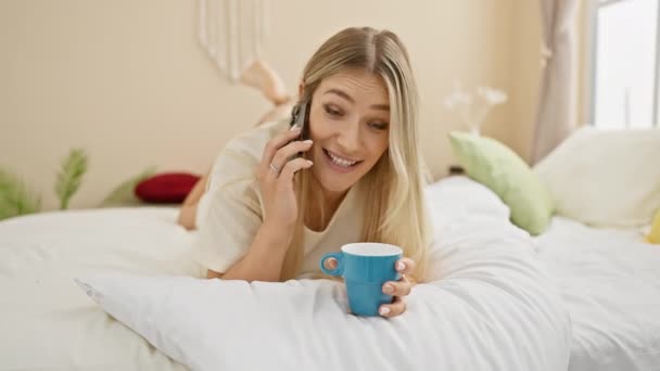 Szczęśliwa Młoda Blondynka Piękna Pewnie Gawędzi Przez Telefon Popijając Poranną — Wideo stockowe