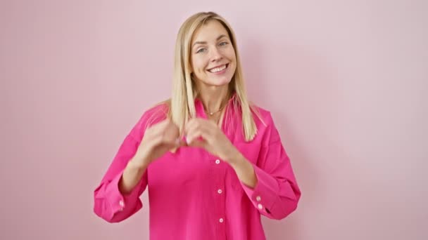 Atractiva Mujer Rubia Joven Enamorada Felizmente Dando Forma Símbolo Del — Vídeo de stock
