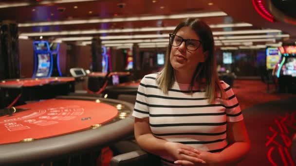 Mulher Sorridente Sentada Mesa Casino Com Jogos Máquinas Caça Níqueis — Vídeo de Stock