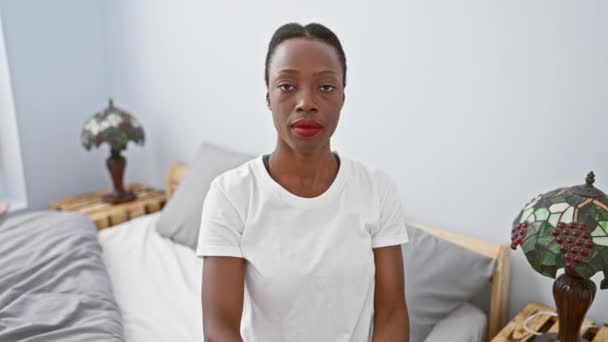 Hüsrana Uğramış Afro Amerikan Kadın Yatakta Öfkeyle Uzanıyor Elleriyle Mola — Stok video