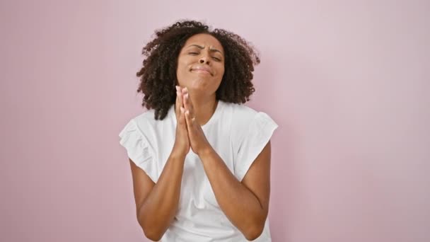 Pembe Arka Planda Gözleri Kapalı Dua Eden Afrikalı Amerikalı Kadın — Stok video