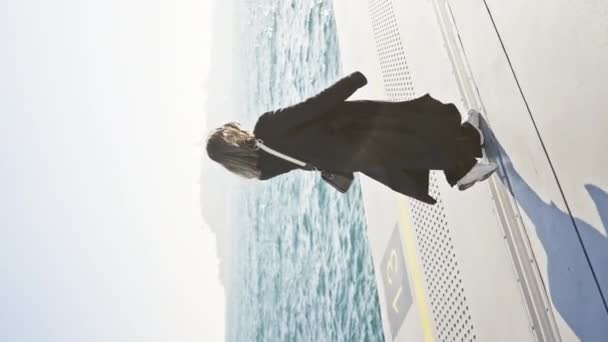 Stylová Žena Černém Plášti Užívá Slunečného Dne Moře Výhledem Oceán — Stock video