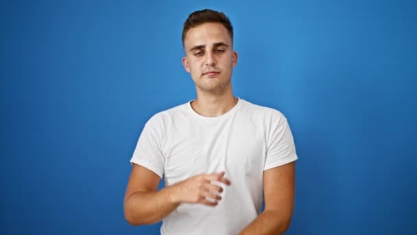 Portrét Sebevědomého Mladého Hispánského Muže Stojícího Prostém Modrém Pozadí Bílé — Stock video