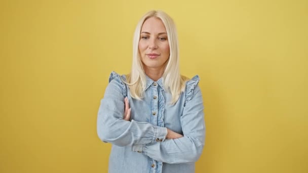 Glödande Porträtt Glad Ung Blond Kvinna Klädd Jeansskjorta Och Leende — Stockvideo