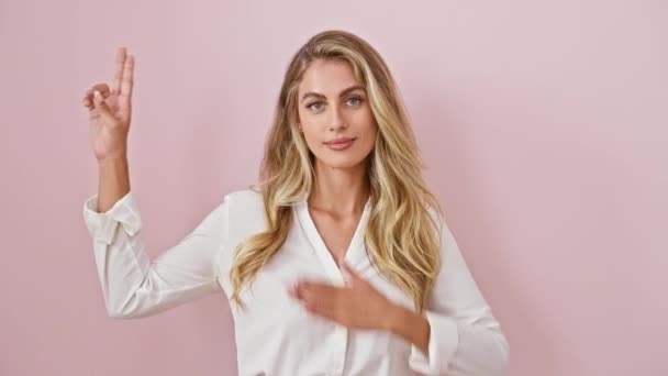 Sebevědomá Mladá Blondýna Pyšná Růžové Izolované Pozadí Košilí Složí Slavnostní — Stock video