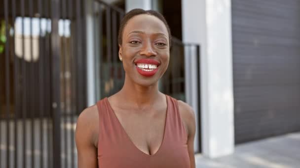 Veselá Afroameričanka Stojící Venku Městském Městě Sebevědomě Ukazujíc Úsměvem Tváři — Stock video
