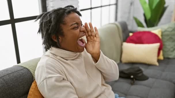 Frustrada Jovem Mulher Negra Com Dreadlocks Gritando Seu Coração Para — Vídeo de Stock