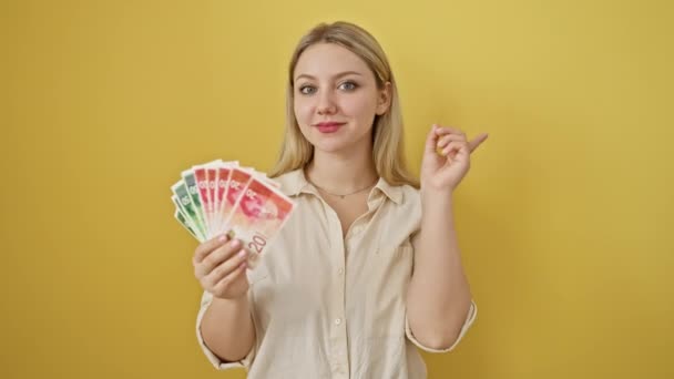 Jovem Loira Alegre Agarrando Alegremente Notas Shekel Israelenses Apontando Com — Vídeo de Stock