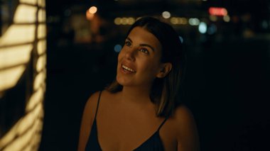 Tokyo 'daki Japon tapınağındaki Asya fenerine bakan genç ve güzel İspanyol kadın.