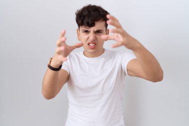 Gündelik beyaz tişört giyen, öfkeden çıldırmış, boğazını sıkmaya çalışan, deli gibi bağıran genç bir adam. 