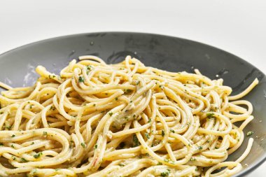  İzole edilmiş beyaz arka planda soslu İtalyan spagettisi.