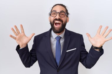 Sakallı, kravatlı İspanyol bir adam çılgın kutlamalar yapıyor ve kolları açık, gözleri açık heyecanla haykırıyor. Kazanan konsept 