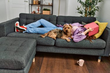 Genç, güzel İspanyol kadın yüzünü kitapla örterek evde uyuyor.