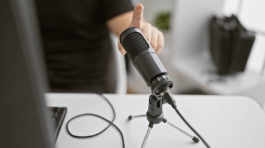 Yakışıklı bir İspanyol genç, tutkulu bir muhabir mikrofonu canlı yayında canlı yayında test ediyor.