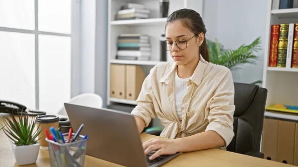 Young Beautiful Hispanic Woman Diligently Working Her Laptop Office Exemplifying — Stock Photo, Image