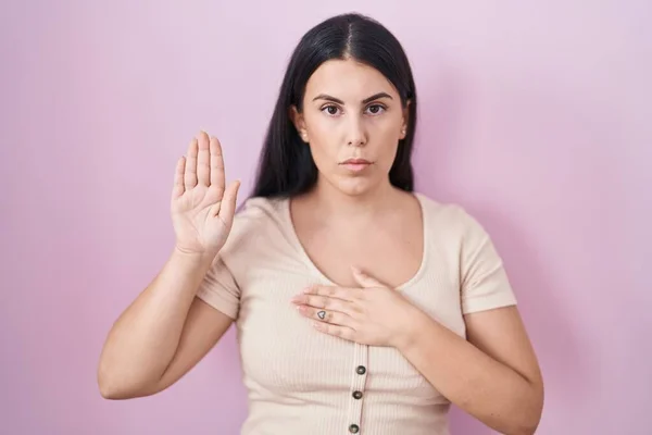 Young Hispanic Woman Standing Pink Background Swearing Hand Chest Open — Stock Photo, Image