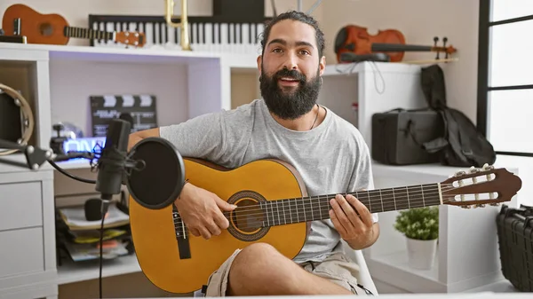 Homem Sorridente Tocando Guitarra Acústica Estúdio Música Caseira Cercado Por — Fotografia de Stock