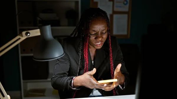 Mujer Negocios Afroamericana Agotada Estresada Trabajo Enviando Mensajes Texto Con — Foto de Stock