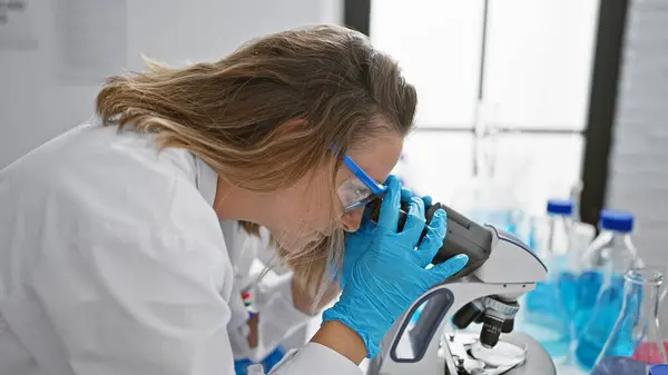 Determined Young Blonde Scientist Woman Fully Engrossed Working Meticulously Microscope — Stock Photo, Image