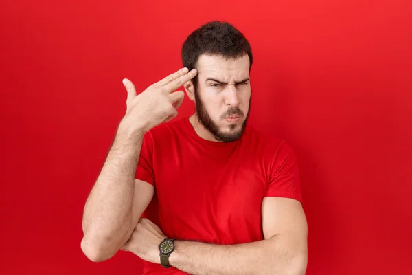Jonge Latijns Amerikaanse Man Draagt Casual Rood Shirt Schieten Zichzelf — Stockfoto